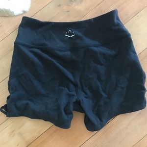 Beyond Yoga, yoga shorts